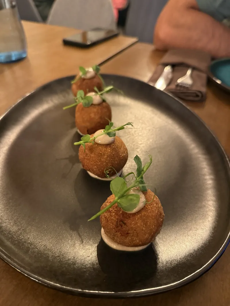 Croquetes de alheira com maionese de alho