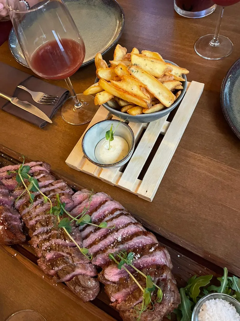 Tábua de carne fatiada com batata frita